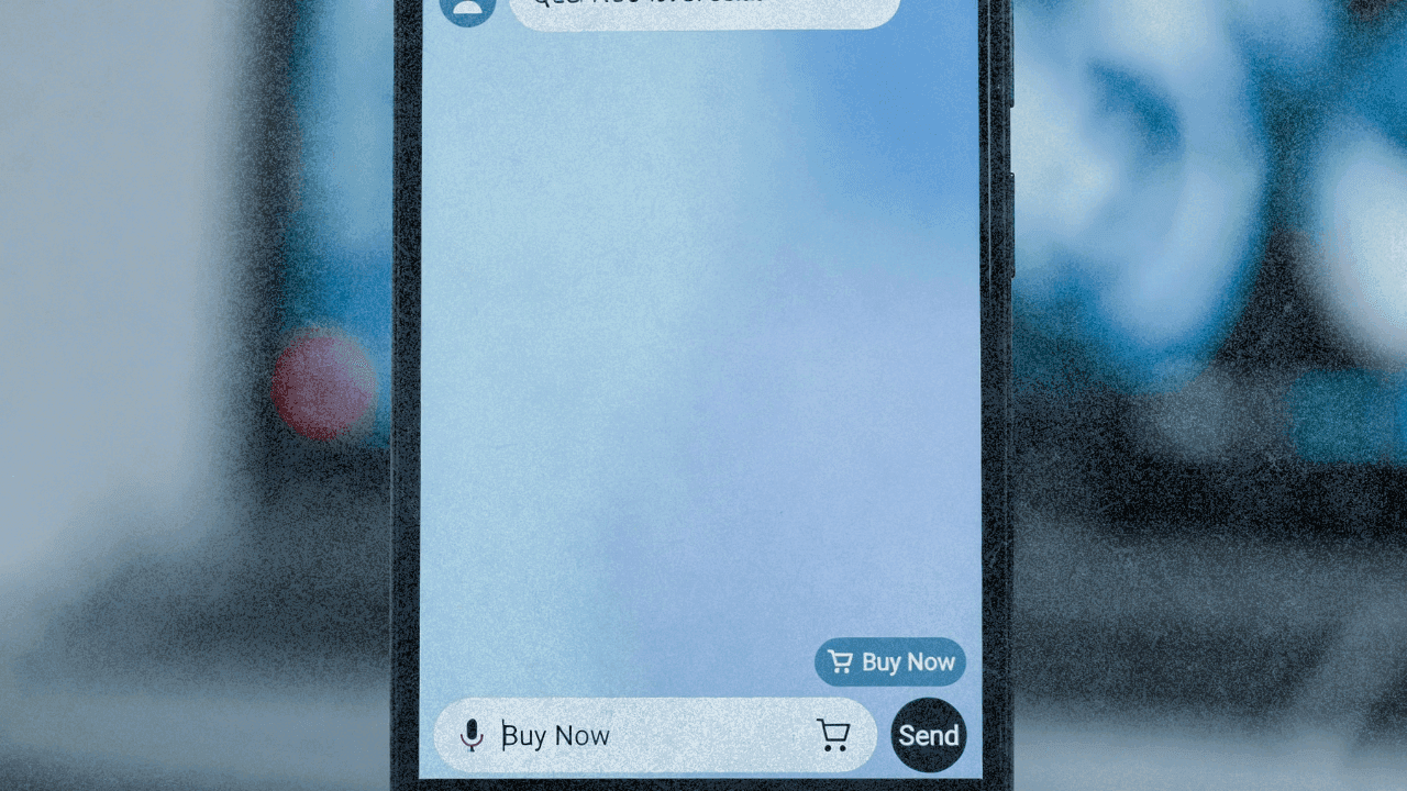 Смартфон с чат-интерфейсом для покупок и кнопкой оплаты