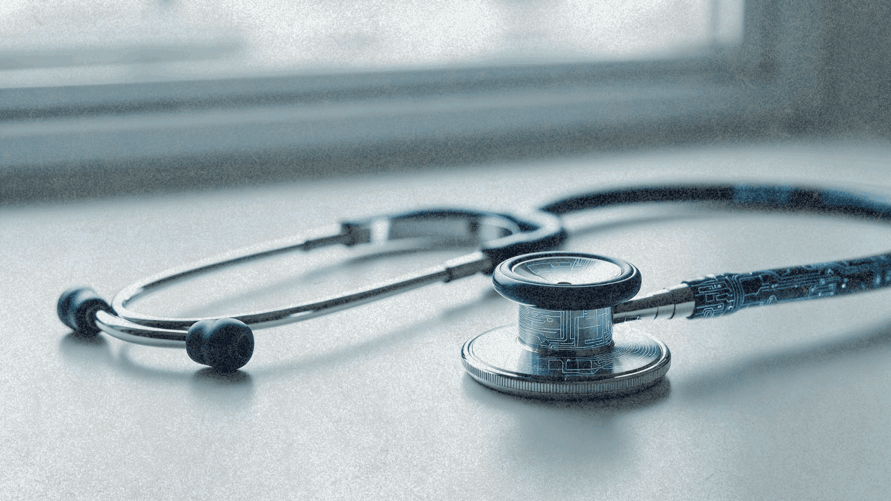 Стетоскоп с интегрированными цифровыми элементами схемы на белой клинической поверхности