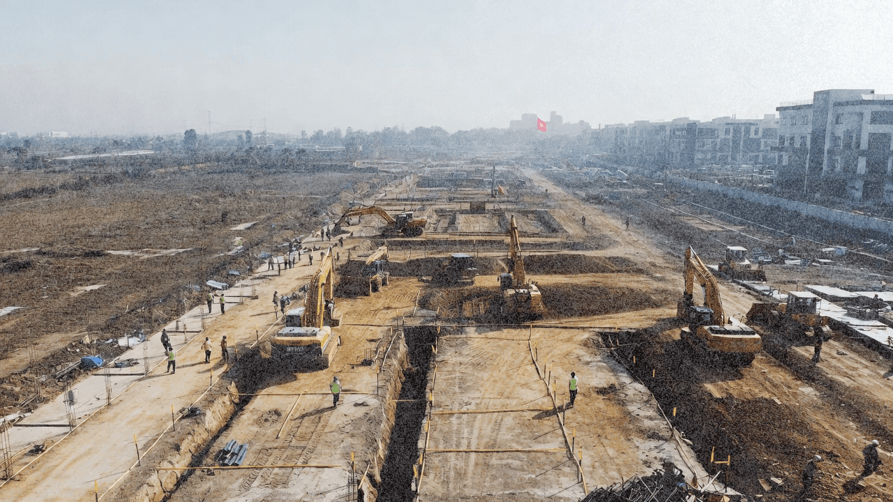 Аэросъёмка строительной площадки первой полупроводниковой фабрики Вьетнама в технопарке Хоа Лак с рабочими и техникой