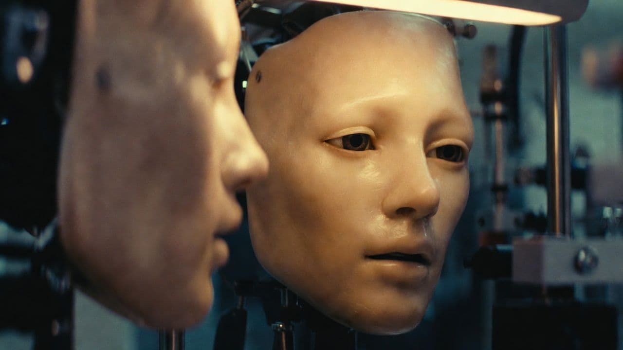 Человекоподобный робот с силиконовой кожей практикует мимику перед зеркалом в лаборатории